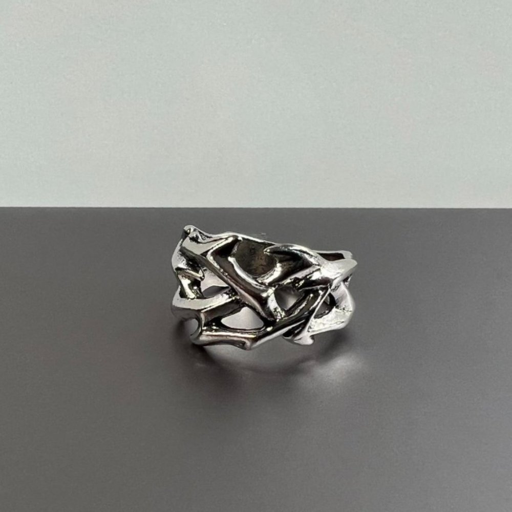 Y2K 2000s vintage retro style silver goth emo unique thorn ring